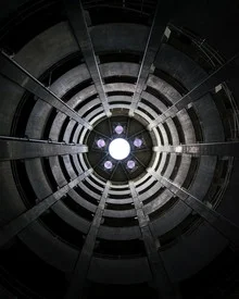 Fotokunst von Oliver Matziol: spiralförmige Linien in dunkler Symmetrie