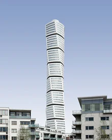 Fotokunst von Oliver Matziol: modernes Hochhaus mit symmetrischer Architektur