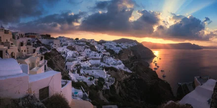 Fotokunst von Jean Claude Castor: Sonnenuntergang über einem griechischen Dorf in Santorini