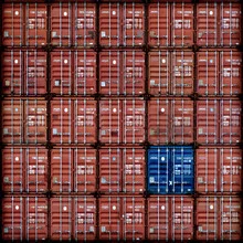 Fotokunst von Jochen Fischer: lebendige Darstellung eines Hafens mit Frachtcontainern