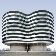 Fotokunst von Oliver Matziol: symmetrische Darstellung eines urbanen Raums