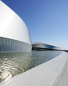 Fotokunst von Oliver Matziol: geometrische Linien und Wasser in harmonischer Komposition.