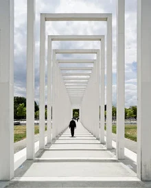 Fotokunst von Oliver Matziol: Menschenschatten in urbaner Geometrie