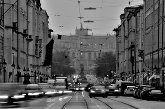 Fotokunst von Michael Schaidler: lebendige Stadtszene in München mit Autos und Gebäuden.