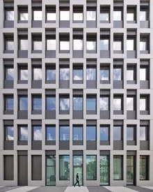 Fotokunst von Roc Isern: interessante Kettenstruktur auf einer Fassade in Zürich