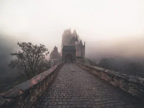 Nebeliger Morgen über der Burg Eltz, umhüllt von mystischer Atmosphäre.