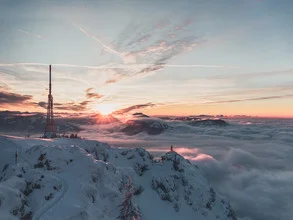 Fotokunst von Daniel Weissenhorn: Handstand über den Wolken mit Sonnenuntergang.