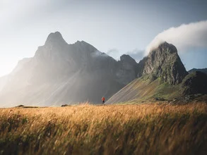 Fotografie von Eystrahorn in Island: sanfte Hügel und ein ruhiger Sonnenuntergang