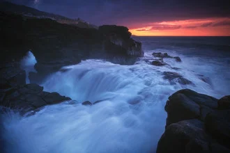 Fotokunst von Jean Claude Castor: Klippenlandschaft bei Sonnenuntergang in Puerto de la Cruz