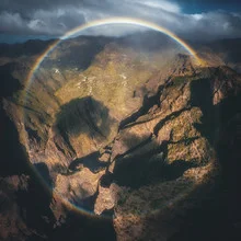 Luftaufnahme des Masca-Tals auf Teneriffa mit einem Regenbogen im Hintergrund.