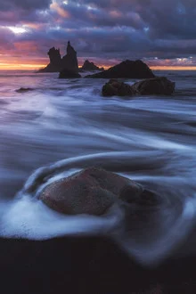 Fotokunst von Jean Claude Castor: Sonnenuntergang über dem Benijo Strand in Teneriffa.