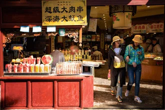 Lebendiger Markt in China mit frischen Früchten und fröhlichen Menschen