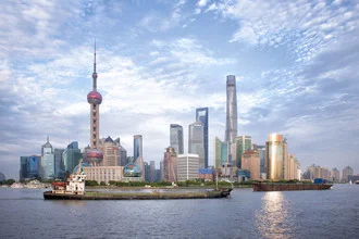 Fotokunst von Oona Kallanmaa: glänzende Skyline von Shanghai bei Sonnenuntergang