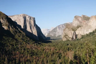 Fotokunst von Ari Stippa: blühendes Yosemite Valley im Frühling.