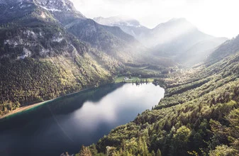 Fotokunst von Kosianikosia: friedliche Landschaft mit Bergen und See in Österreich
