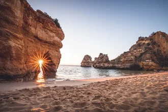 Fotokunst von Kosianikosia: sanfter Sonnenaufgang über der Algarve-Küste.