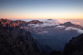 Fotokunst von Kosianikosia: sanfter Sonnenuntergang über La Palma mit Wolken.