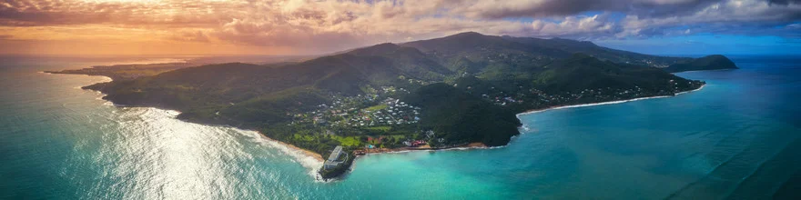 Fotokunst von Jean Claude Castor: Luftaufnahme der Karibikinsel Guadeloupe bei Sonnenuntergang.
