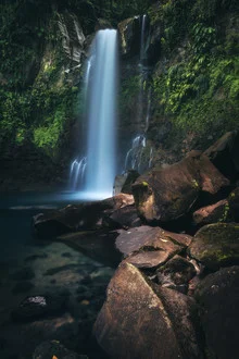 Fotokunst von Jean Claude Castor: Wasserfall in Guadeloupe umgeben von Dschungel
