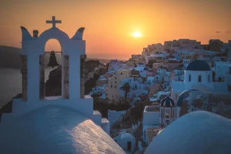 Fotokunst von Jean Claude Castor: Sonnenuntergang über Oia, Santorini