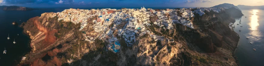 Panoramaaufnahme von Santorini: ruhige Landschaft mit strahlendem Himmel