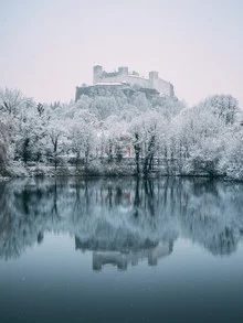Fotokunst von Sebastian ‚zeppaio' Scheichl: schneebedeckte Burg im Winterlicht