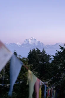 Wunderschöne Fotografie des Himalaya mit Sonnenuntergang über schneebedeckten Gipfeln.