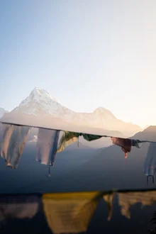Fotokunst von Thomas Christian Keller: Machhapuchhare in Nepal mit Gebetsfahnen im Vordergrund.
