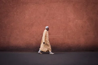 Fotokunst: Mann geht entspannt durch eine belebte Straße in Marokko.