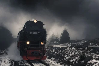 Fotokunst von Oliver Henze: Dampfzug auf der Strecke zum Brocken im winterlichen Harz.