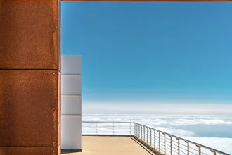Fotokunst von Anke Butawitsch: ruhiger Blick auf eine Terrasse mit surrealen Wolken