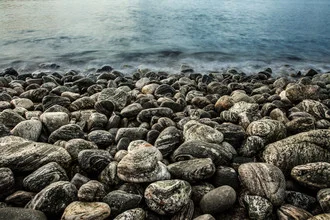 Wandbild von Sebastian Worm: ruhige Steinlandschaft an der norwegischen Küste
