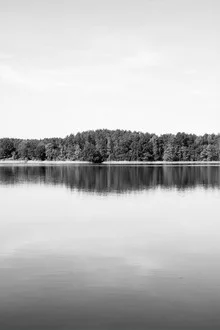 Beruhigende Wasserfläche mit sanften Wellen und friedlicher Stimmung