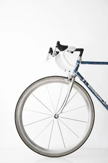 Fotokunst von Studio Na.hili: sportliches Fahrrad in urbaner Umgebung
