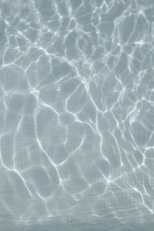 Fotokunst von Studio Na.hili: Schwimmbad mit transparentem Wasser und minimalistischem Stil