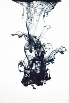 Abstrakte Fotokunst von Studio Na.hili mit dynamischen Bewegungen und sanften Farben.