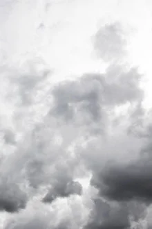 Wolkiger Himmel mit sanften, grauen Tönen und einer ruhigen, verträumten Atmosphäre.