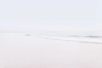 Fotokunst von Victoria Knobloch: ruhige Szene am Diani Beach in Kenia