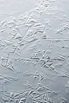 Fotokunst von Studio Na.hili: geometrisches Wintermuster in sanften Weiß- und Grautönen