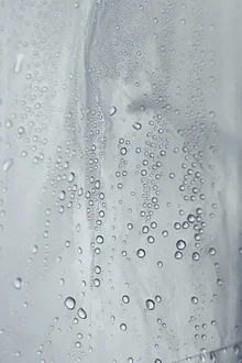 Fotokunst von Studio Na.hili: Tropfen auf einer Fensterscheibe, sanfte Stimmung.