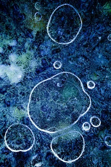 Macro photo by Sebastian Worm: ice bubbles in a calm, clear structure