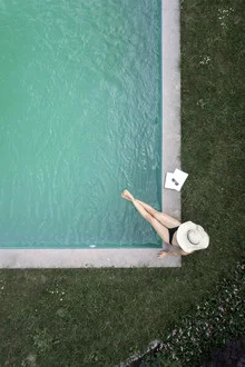 Fotokunst zeigt eine entspannende Sommeratmosphäre am Pool mit klaren, blauen Wasser