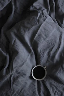 Fotokunst von Studio Na.hili: eine Tasse Kaffee im Bett, gemütliche Stimmung.