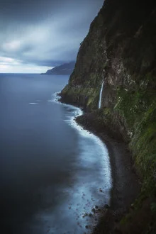 Wasserfall bei Seixal in Madeira mit Klippen, sanfte Wellen und Wolken im Hintergrund