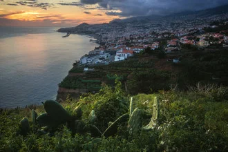 Fotokunst von Jean Claude Castor: Funchal am Abend mit warmen Farben