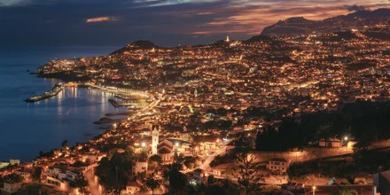 Panorama von Funchal in Madeira zur blauen Stunde, ruhige Stadtansicht mit Lichtern.
