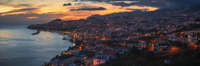 Fotokunst von Jean Claude Castor: Panoramaaufnahme von Funchal bei Sonnenuntergang