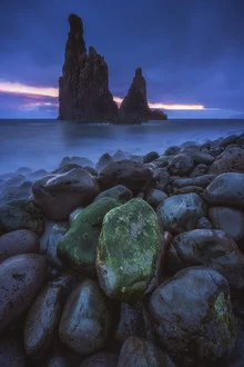 Fotokunst von Jean Claude Castor: Felsen in Madeira beim Sonnenaufgang