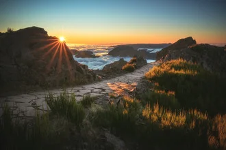 Fotokunst von Jean Claude Castor: Wanderweg am Pico do Ariero bei Sonnenuntergang