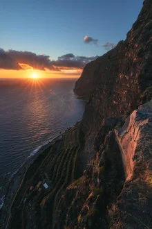 Fotokunst von Jean Claude Castor: Sonnenuntergang über den Klippen von Madeira
